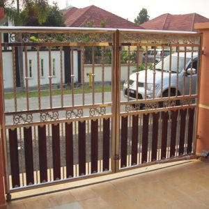 Swing Gate with Aluminium Wood